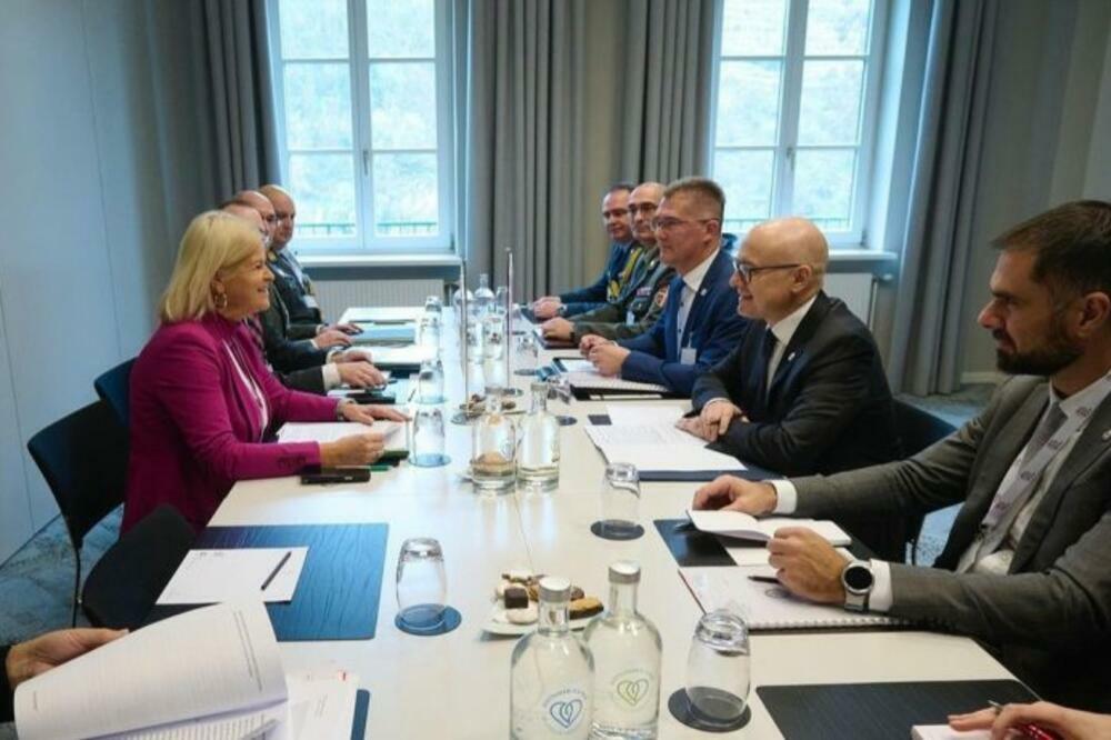 Ministar odbrane VUČEVIĆ sastao se sa kolegama iz Austrije i Slovenije