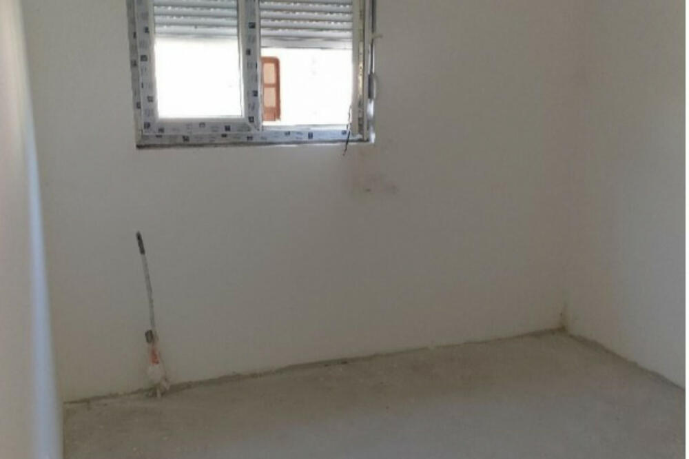 DOŠAO DA ISTREBI INSEKTE, KADA JE POGLEDAO ZIDOVE ZANEMEO JE: Napravio je RUPU, a onda ga je LAVINA ZATRPALA (FOTO)