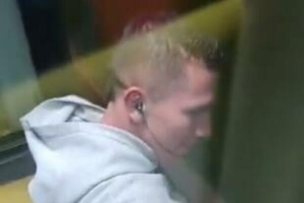 MLADIĆ VISIO KROZ OTVORENA VRATA AUTOBUSA: Nakon toga je nastao HOROR, čuli su se samo uzvici