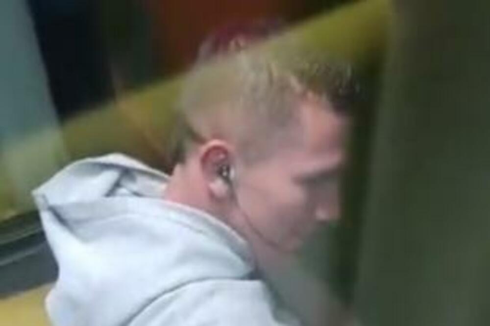 MLADIĆ VISIO KROZ OTVORENA VRATA AUTOBUSA: Nakon toga je nastao HOROR, čuli su se samo uzvici