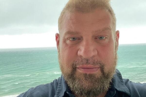 ZASPAO I VIŠE SE NIJE PROBUDIO: Preminuo Bred Vilijam Henke