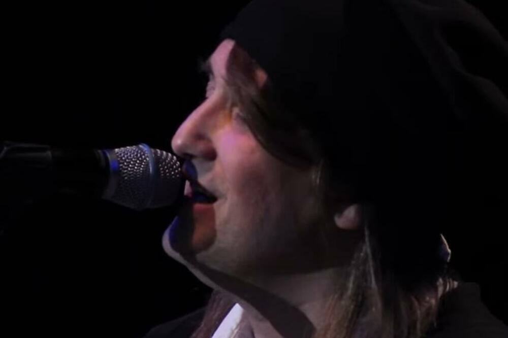 U JEDNOM OD NAJVEĆIH JUGOSLOVENSKIH HITOVA POSTOJI OGROMNA GREŠKA: Legenda je peva četvrt veka, A NIJE PRIMETILA