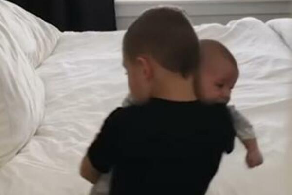 OSTAVILA JE SINA SA MLAĐOM SESTROM: Kada je krišom ušla u sobu, MAJKA se naježila (VIDEO)