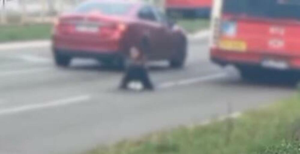 Žena sedi na putu na Novom Beogradu