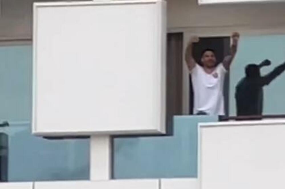 BROJNIJI I GLASNIJI NEGO IKADA! Navijači opsedaju Dohu, reprezentativci izašli na terase da ih pozdrave! (VIDEO)