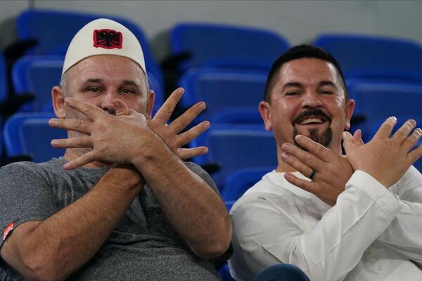 SKANDAL U DOHI: Opet PROVOKACIJA sa dvoglavim orlom, NEVEROVATNO, DA LI JE OVO MOGUĆE! (FOTO)