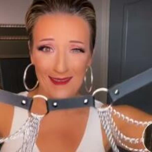 FATALNA BAKA OGLASOM IZAZVALA HAOS NA MREŽAMA: Muškarci pobesneli i poslali joj BRUTALNE PORUKE (VIDEO)