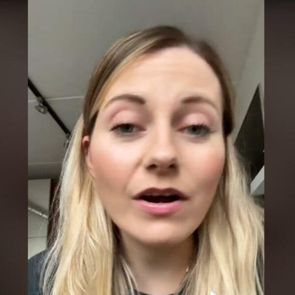 POSLALA KOMŠIJI PORUKU ZBOG PREGLASNOG VOĐENJA LJUBAVI: U zemlju je propala kad je DOBILA ODGOVOR! (VIDEO)