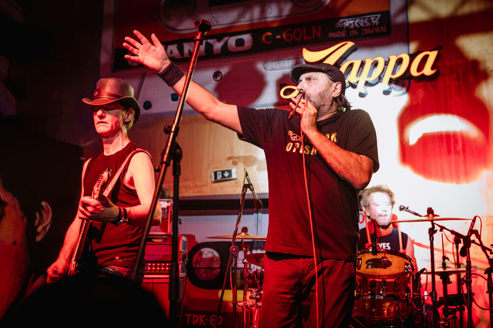 ROKENROL BOMBA: Zabranjeno pušenje raznelo Zappa bazu