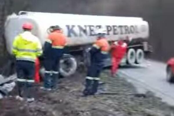 VELIKA NESREĆA NA PUTU MAJDANPEK-KUČEVO: Automobil izleteo iz krivine i udario u točak kamiona (VIDEO)