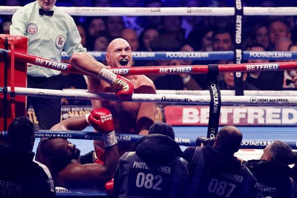 NESAVLADIVI "KRALJ CIGANA"! Tajson Fjuri treći put odbranio SVETSKU TITULU (FOTO)