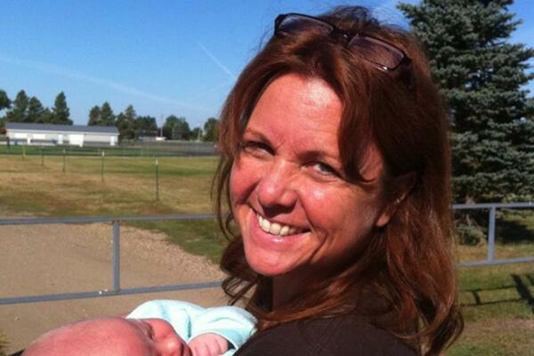 MAJKA PETORO DECE JE BILA LJUBOMORNA NA ČISTU KUĆU ROĐAKE: Ali, onda su joj TRAGOVI NA TEPIHU otkrili pravu istinu