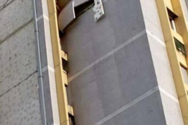 ODVALIO SE DEO SOLITERA NA VIDIKOVCU: Košava počela da "ruši" sve pred sobom (FOTO)