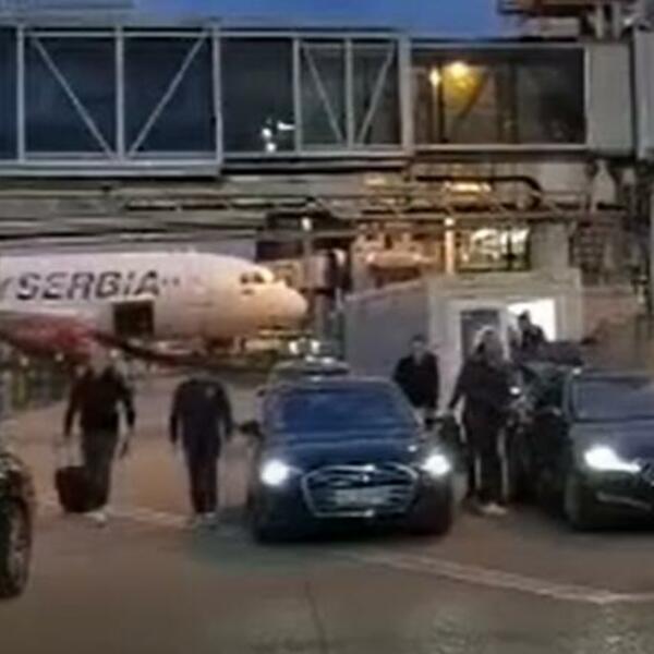 ORLOVI SA ZAKAŠNJENJEM SLETELI U BEOGRAD! Deo nacionalnog tima sa selektorom doputovao u domovinu! (VIDEO/FOTO)