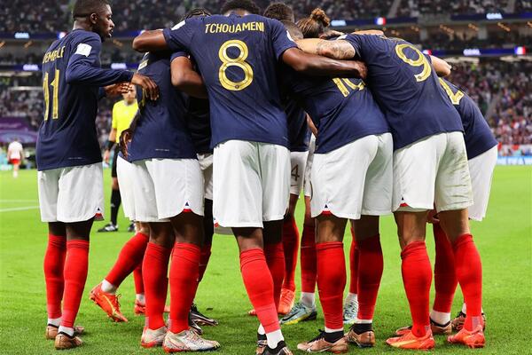 VELIKI PROPUST NA SVETSKOM PRVENSTVU! Francuski fudbaler celo popluvreme nosio zabranjeni predmet! (VIDEO)