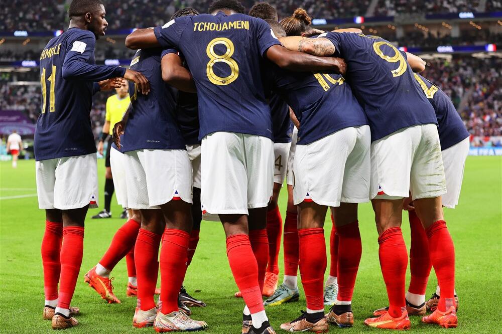 VELIKI PROPUST NA SVETSKOM PRVENSTVU! Francuski fudbaler celo popluvreme nosio zabranjeni predmet! (VIDEO)