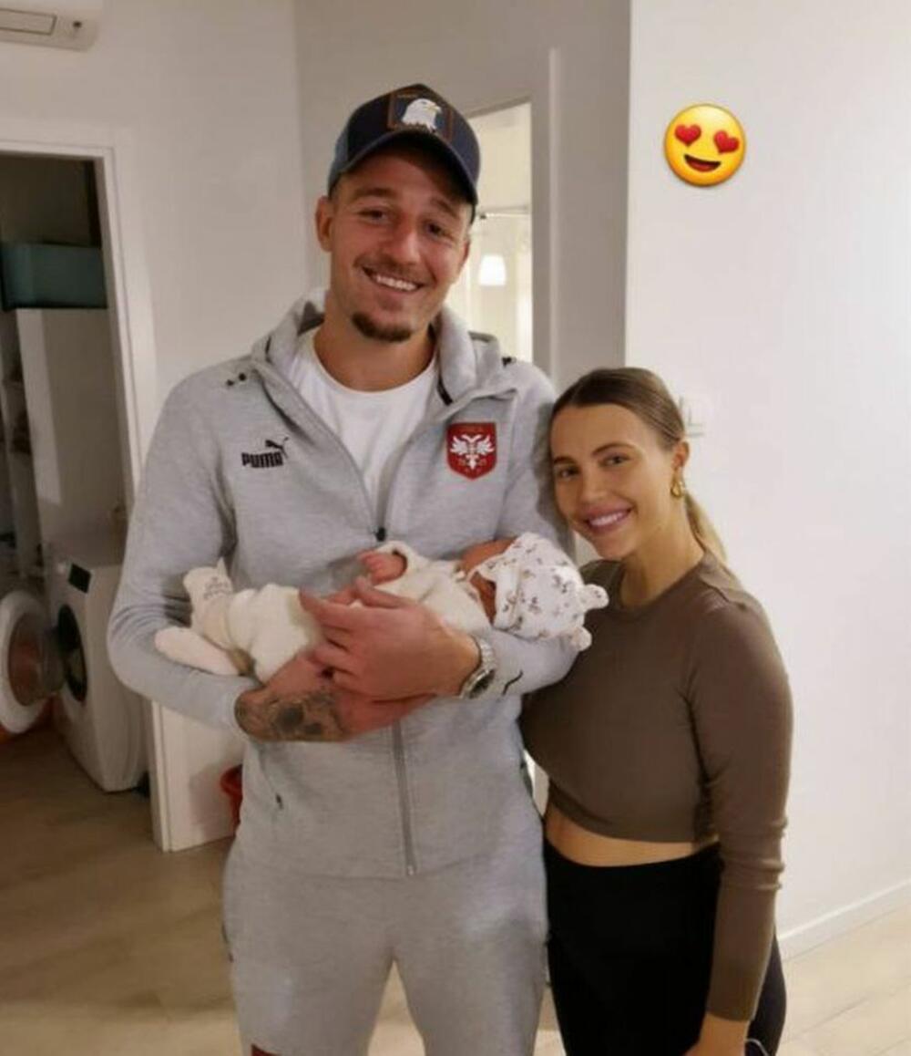 Sergej sa suprugom i ćerkicom