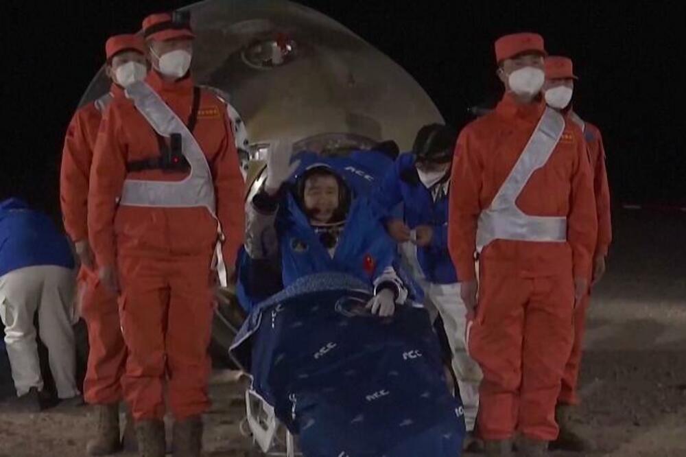 Kineski tajkonauti misije Šendžou-14 vratili se kući posle šestomesečnog boravka u svemirskoj stanici