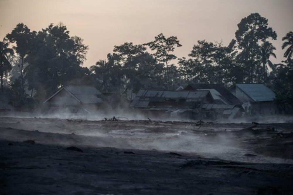 JEZIVI PRIZORI NAKON ERUPCIJE NAJVIŠEG VULKANA NA JAVI: Sela posuta PEPELOM, spasioci EVAKUIŠU stanovnike! (FOTO)