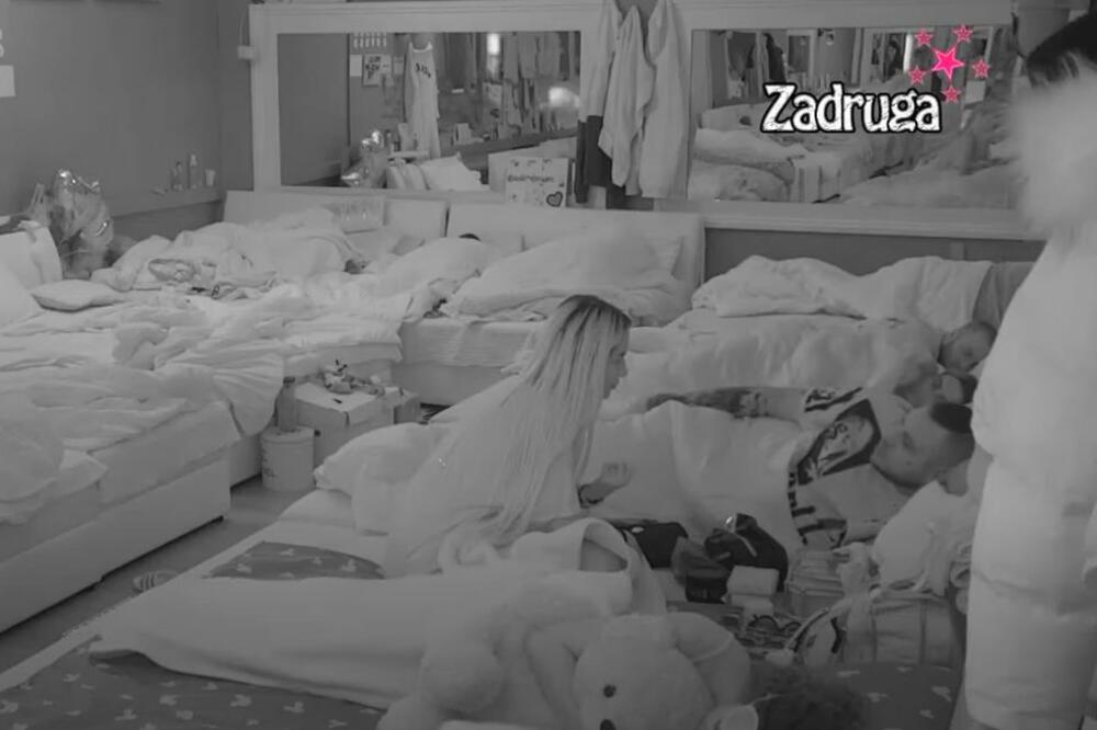 CAR I ALEKS NE MOGU DA OBUZDAJU STRASTI, DEJAN NA APARATIMA: Završili zajedno u krevetu, pa uradili OVO