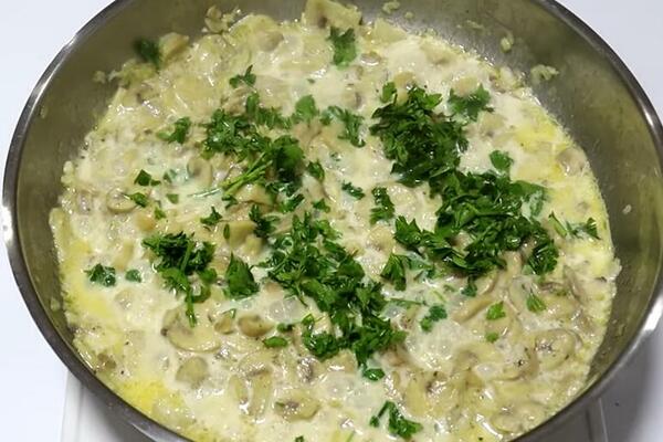 RECEPT ZA SOS OD ŠAMPINJONA: Odličan kao prilog uz svako MESO, a 1 SASTOJAK će ga učiniti još KREMASTIJIM