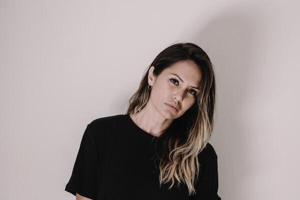 POGLEDAJTE DESET HITOVA KOJE JE DEBORAH DE LUCA OSVEŽILA: Kao i uvek odličnim techno zvukom!