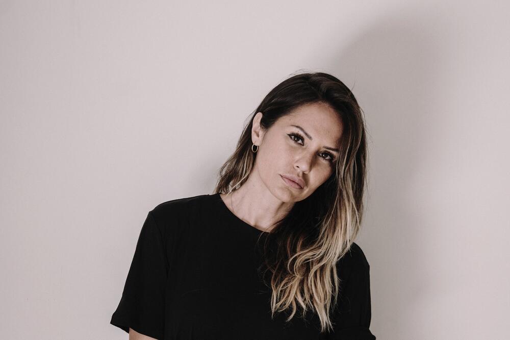 POGLEDAJTE DESET HITOVA KOJE JE DEBORAH DE LUCA OSVEŽILA: Kao i uvek odličnim techno zvukom!