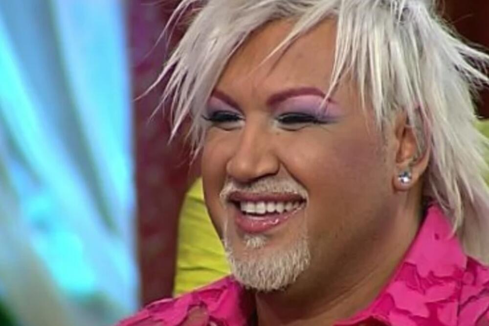 AZIS SE OBLAČIO KAO ŽENA I NA BALKANU IZAZIVAO ČUĐENJE: Danas je pravi DRVOSEČA, žene će OTKINUTI ZA NJIM (VIDEO)