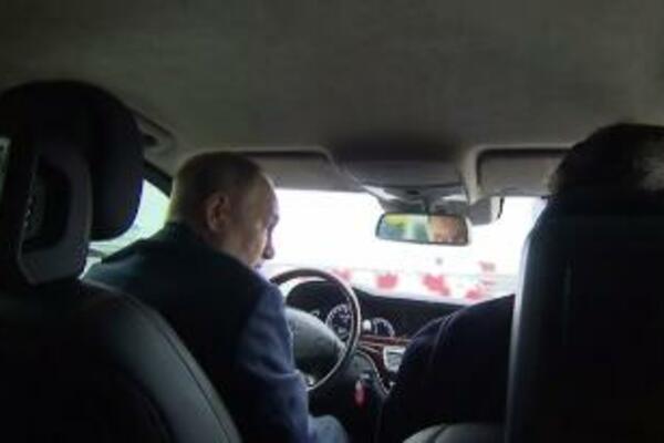 PUTIN SE PROVOZAO PREKO KLJUČNOG MOSTA, OBJAVLJEN I SNIMAK: Za volanom automobila NADGLEDAO RADOVE (VIDEO)