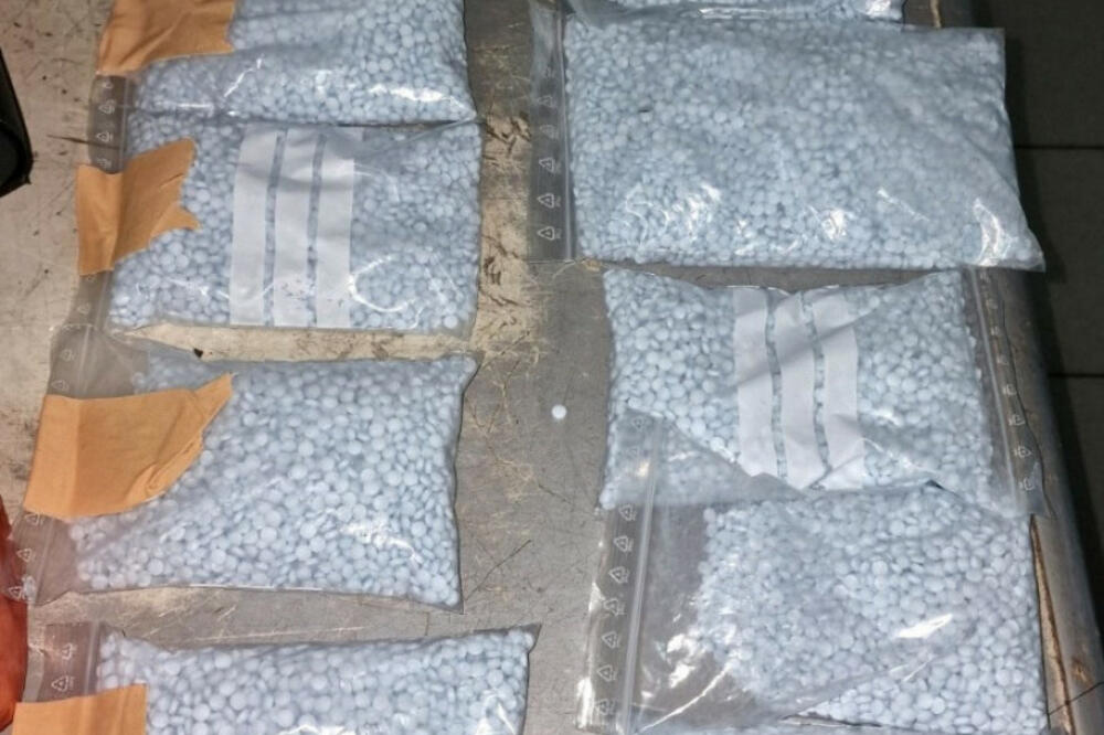 DEVOJKA POKUŠALA DA PROKRIJUMČARI PSIHOAKTIVNE LEKOVE U ŠVEDSKU: Pogledajte kako ih je samo UPAKOVALA! (FOTO)