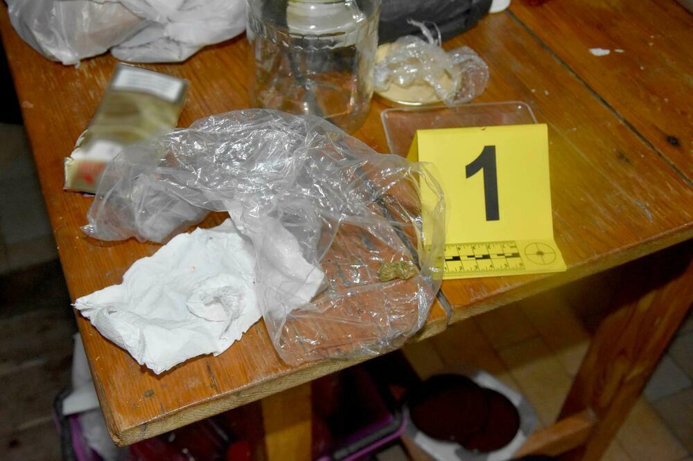 UHAPŠEN MUŠKARAC (43) IZ SUBOTICE: Policija u stanu pronašla DROGU, ORUŽJE I FANTOMKE (FOTO)