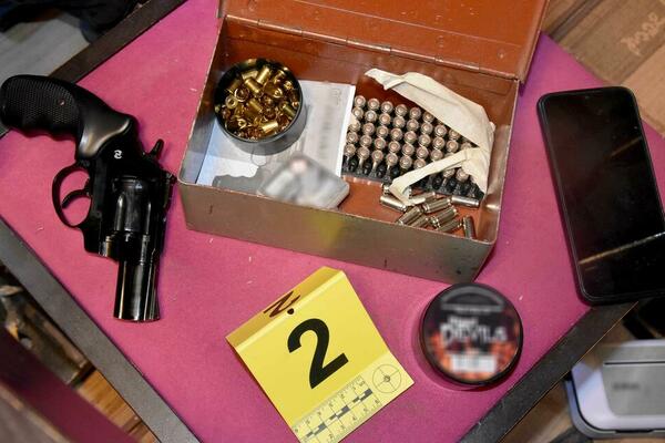 POLICIJA PRONAŠLA ARSENAL ORUŽJA U ŠIDU: Uhapšen muškarac (52)