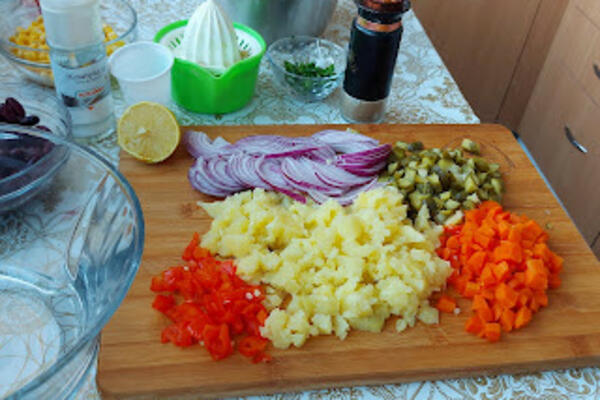 NAJUKUSNIJA SALATA ZA POSNE SLAVE KOJU ĆE GOSTI TAMANITI: Puna ZDRAVIH SASTOJAKA, povrća, OSVEŽAVAJUĆA! (RECEPT)