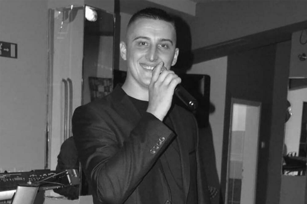 "DUŠO MOJE DUŠE, GDE ĆEŠ MI TAKO MLAD?": Kuma stradalog pevača je bila pored njega U TRENUTKU POGIBIJE! (FOTO)
