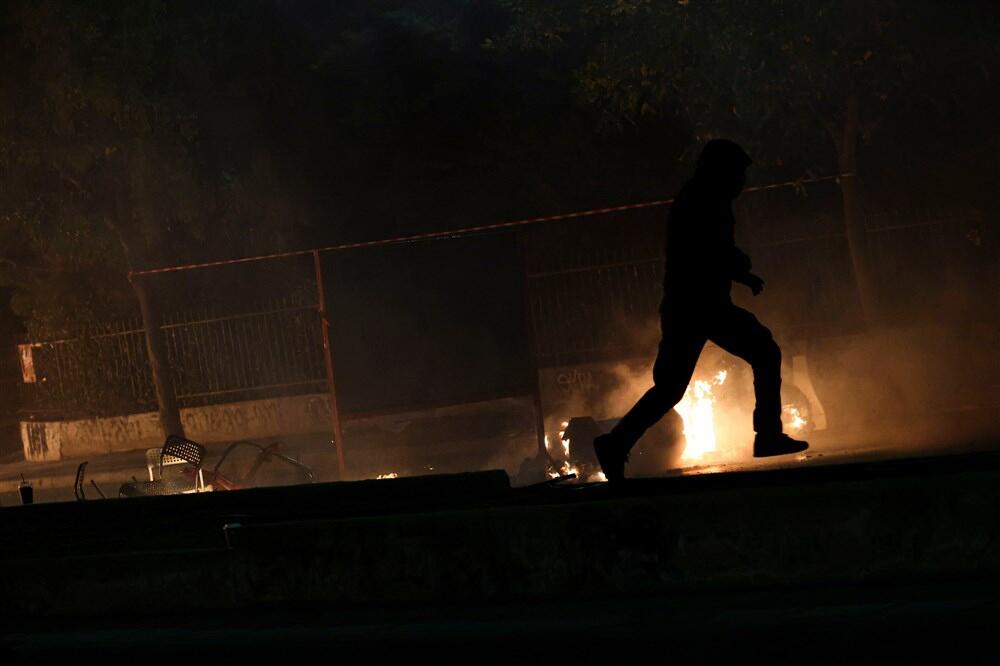 GRČKI POLICAJAC PRED ISTRAŽNIM SUDIJOM: Protest ROMA ispred u Solunu ne prestaje!