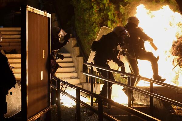 TENZIJE U SOLUNU ESKALIRALE : Izbili nasilni protesti nakon što je policajac UPUCAO TINEJDŽERA U GLAVU (FOTO)
