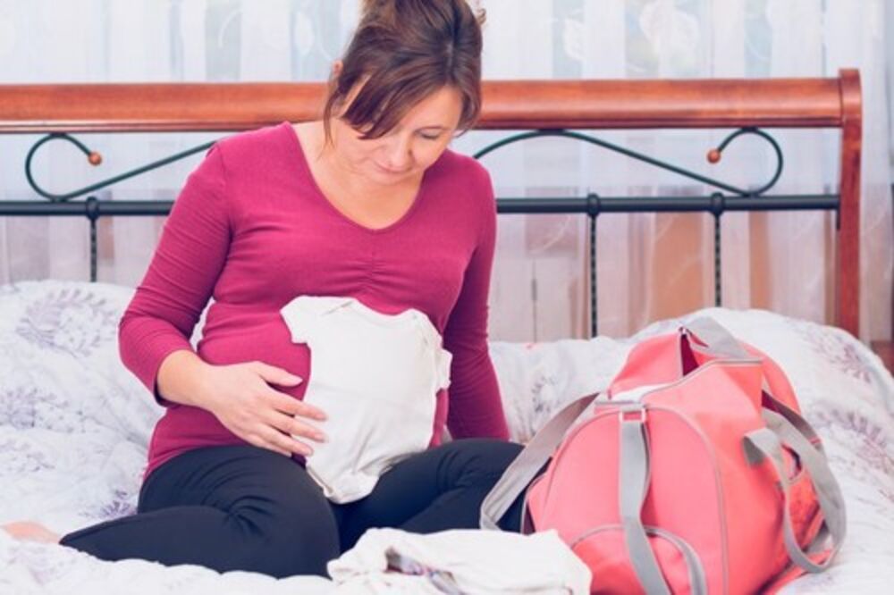 Buduća mama sprema torbu za porodilište
