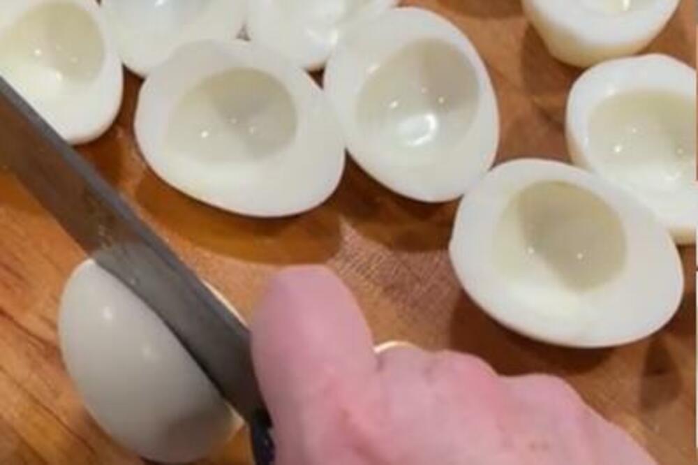 PRESEKLA JAJE NA 2 DELA I SVE USNIMILA KAMEROM: Evo šta se desilo sa ŽUMANCETOM (VIDEO)