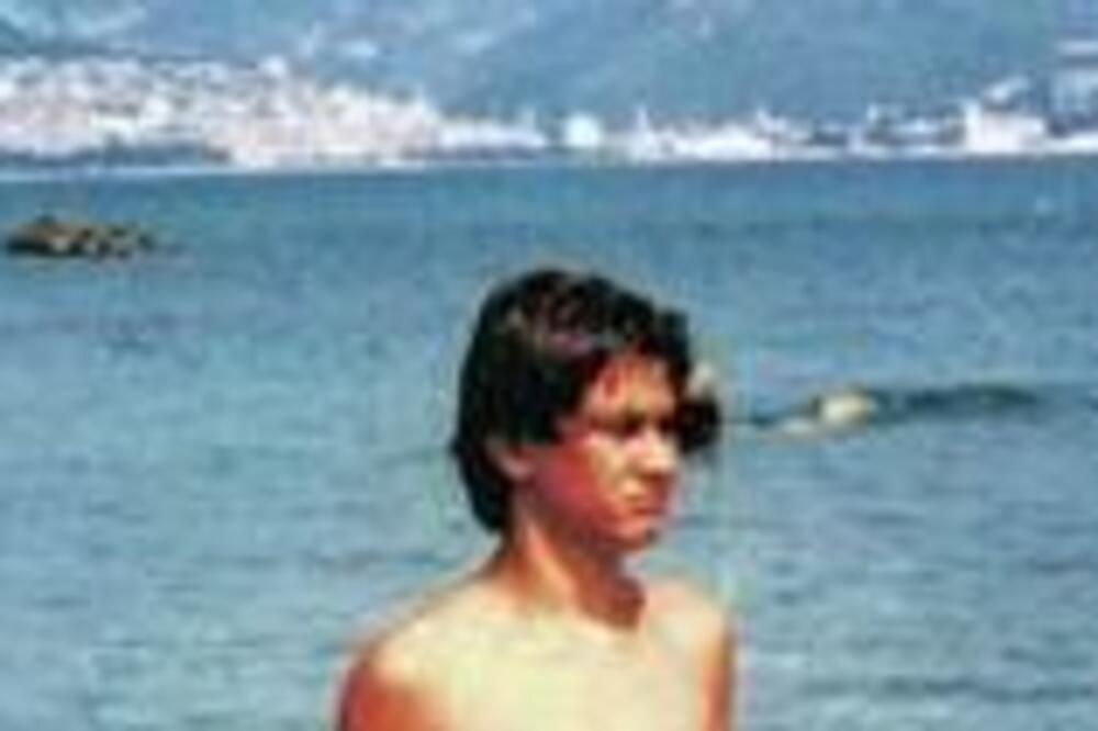 DANAS JE JEDAN OD NAJPOZNATIJIH POLITIČARA NA BALKANU, A OVAKO JE IZGLEDAO U MLADOSTI: Prepoznajete li ga? (FOTO)