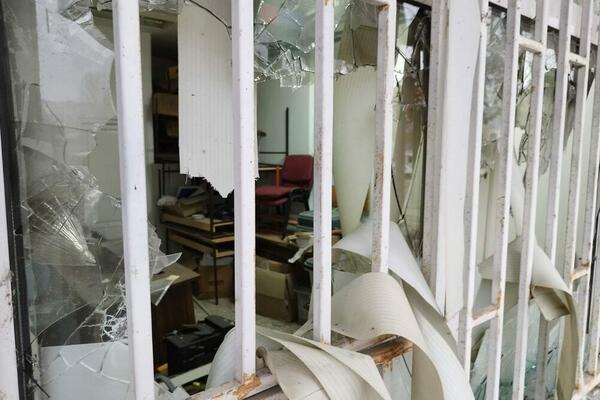 DETALJI UPADA SPECIJALACA U PROSTORIJE OPŠTINE MITROVICA: Došli naoružani do zuba