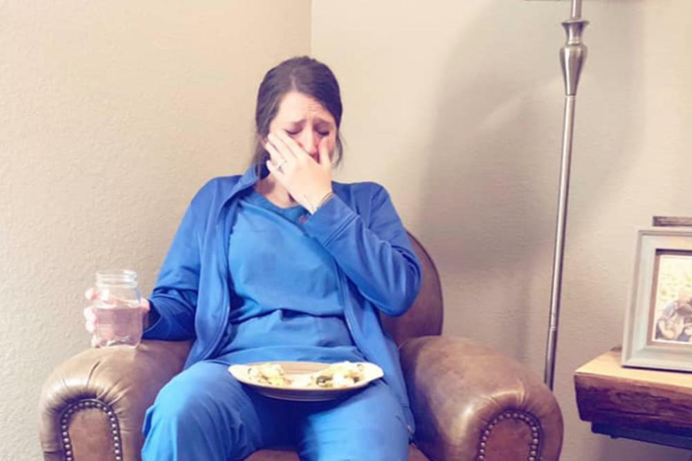 PRIZOR MEDICINSKE SESTRE KOJA PLAČE NAKON 53 SATA RADA DIRNUO SVET: Iza SVEGA se krije potresna priča (FOTO)