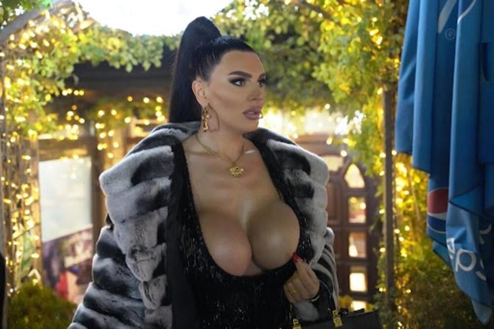 SRPSKA PEVAČICA IMA NAJVEĆE GRUDI NA ESTRADI! Ugradila 5.000 kubika, a muškarci ne veruju KOLIKO SU DOBRE (FOTO)