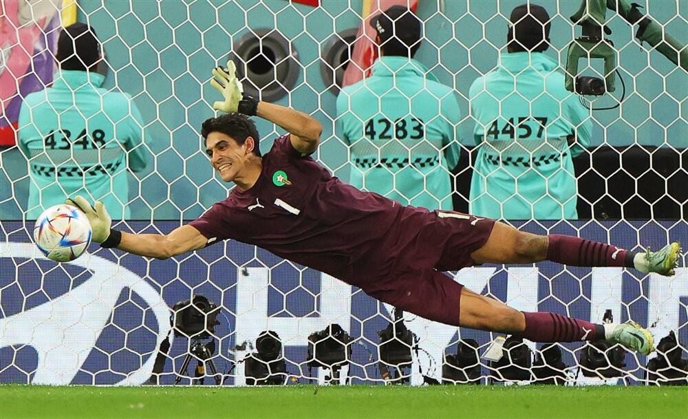 Jasin Bono brani jedan od penala