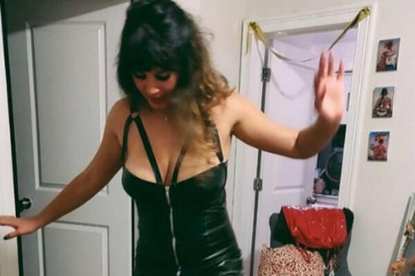 OBJAVILA JE OVU SVOJU SLIKU NA INTERNETU, A LJUDI SU ODMAH POČELI DA VIČU: Nije videla veliku grešku! (FOTO)