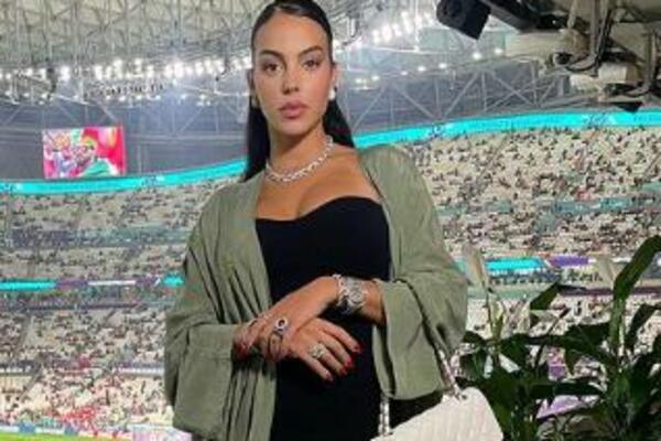 PRELEPA GEORGINA POBESNELA: Ceo svet gleda u NAJBOLJEG igrača svih vremena, a on na klupi! (FOTO)