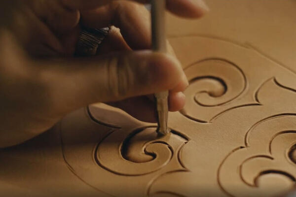 REZBARENJE NA KOŽI: Ručno izrađene torbe u Sinđijangu