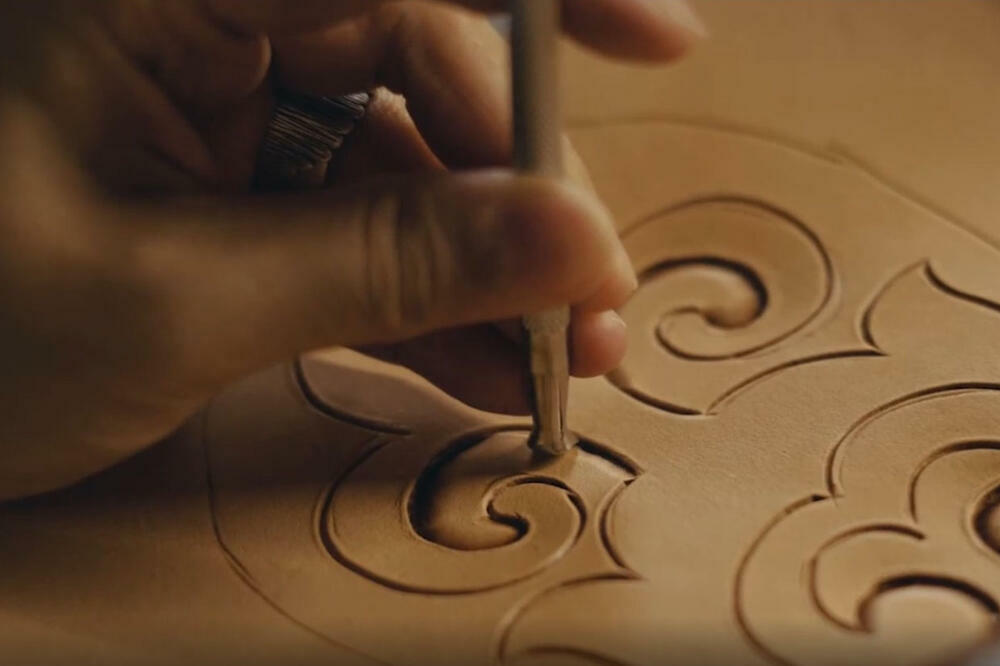 REZBARENJE NA KOŽI: Ručno izrađene torbe u Sinđijangu