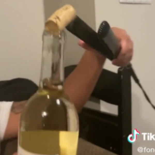 POGLEDAJTE ŠTA PEGLA ZA KOSU RADI FLAŠI: Zinućete od ŠOKA, ovaj snimak je OBIŠAO PLANETU (VIDEO)