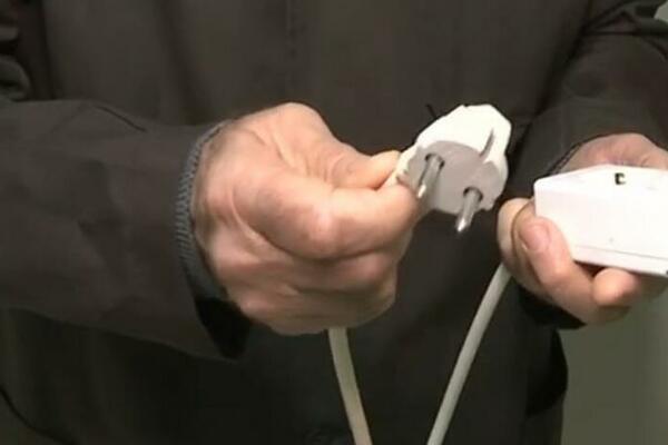 OVAJ UREĐAJ NIKAKO NE UKLJUČUJTE NA PRODUŽNI KABL: Može da izazove POŽAR!