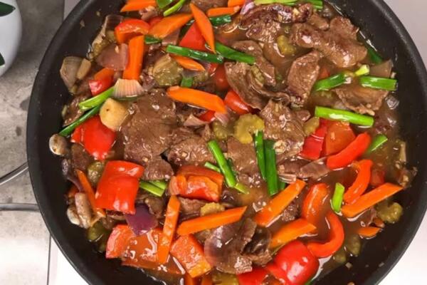 CAKA ZA SOČNO MESO, SAMO TAKO ĆE GULAŠ BITI PREUKUSAN: Tajna je u jednoj PROSTOJ stvari (RECEPT)